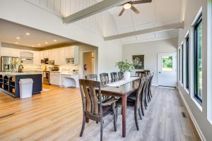 Η κουζίνα ή μικρή κουζίνα στο Spacious Thornville Home about 8 Mi to Buckeye Lake!