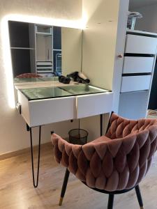ラ・トリニテにあるappartement idéalement situéの化粧台と鏡付きの椅子