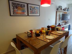 Comida no apartamento ou em algum lugar perto