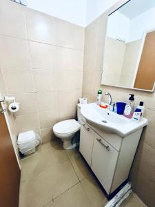 une salle de bain avec toilettes, lavabo et miroir dans l'établissement Квартира С Балконом Для Отдыха!, à Haïfa 3 autres photos