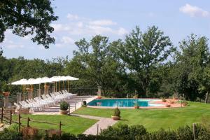 ソラーノにあるApartment in Sorano - Toskana 23924の白い椅子と芝生のあるスイミングプール