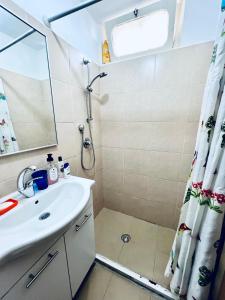 une salle de bain avec un lavabo et une douche dans l'établissement Квартира С Балконом Для Отдыха!, à Haïfa