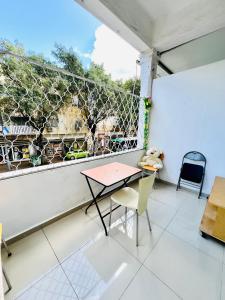 un patio avec une table et des chaises sur un balcon dans l'établissement Квартира С Балконом Для Отдыха!, à Haïfa