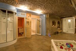 ソラーノにあるApartment in Sorano - Toskana 23924のバスルーム(ウォークインシャワー、ガラスドア付) +40枚の写真