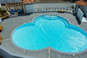Bazén v ubytovaní Superb Vacation House With Garden And Terrace alebo v jeho blízkosti