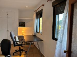 TV a/nebo společenská místnost v ubytování Piso en Vall de Almonacid con vistas, aire acondicionado, Wifi y Smart TV