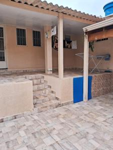 una casa con un muro blu e delle scale di Casa de mãe Completa! a Marília