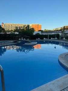 Piscina de la sau aproape de Royal Paradise