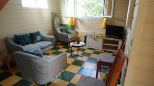 TV a/nebo společenská místnost v ubytování Zénitude Bungalow