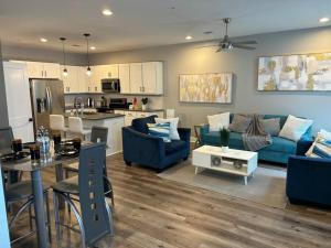 ein Wohnzimmer mit blauen Sofas und eine Küche in der Unterkunft Gated Hideaway in Greenville in Greenville