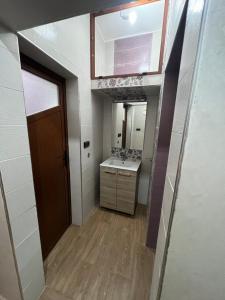 une petite salle de bain avec un lavabo et un miroir dans l'établissement Maison montagne à Aqesri, à Annsri 11 autres photos