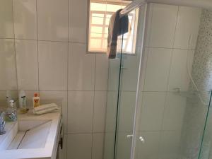 un bagno con doccia e lavandino di Casa de mãe Completa! a Marília Altre 13 foto