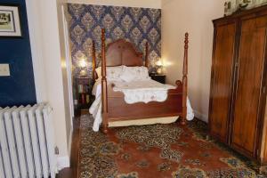 a bedroom with a canopy bed in a room at Weaverville Hotel in Weaverville +106 photos