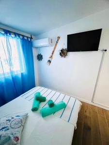 1 dormitorio con 1 cama con un bate de béisbol en la pared en Casa Ohana, en Maspalomas