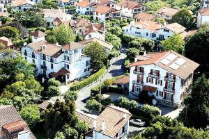 eine Luftaufnahme eines Dorfes mit Häusern in der Unterkunft Hotel Les Goelands in Saint-Jean-de-Luz