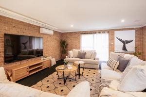 TV a/nebo společenská místnost v ubytování Luxury Lakefront Hideaway
