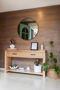 TV a/nebo společenská místnost v ubytování Luxury Lakefront Hideaway