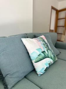 un cuscino seduto sopra un divano di Apartamento Estrellas de Mar a Ribeira