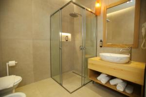 Koupelna v ubytování Hotel Brooklyn Vlore + 37 fotografií