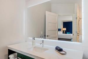 EVEN Hotel Waco - University Area by IHG的一间浴室