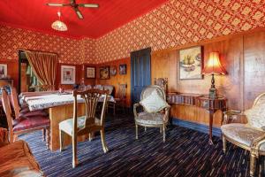 Χώρος καθιστικού στο Robbie Burns Hotel Wyndham