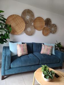 Ruang duduk di Damaka 6 Guest BeachFront Pool Apt at Isabela, PR