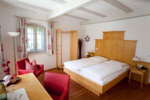 1 dormitorio con 1 cama, mesa y sillas en Schloss Thurnau, en Thurnau