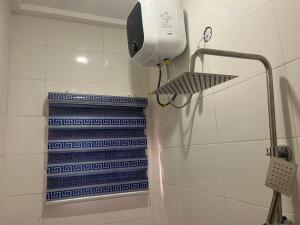 une salle de bain avec douche aux carreaux bleus et blancs dans l'établissement Private, Cozy, CityCentre Studio II, à Abuja 52 autres photos