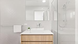 Koupelna v ubytování Hideaway 1, 3 Lillian St - stunning water views + 28 fotografií