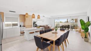 Kuchyň nebo kuchyňský kout v ubytování Hideaway 1, 3 Lillian St - stunning water views