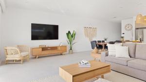 TV a/nebo společenská místnost v ubytování Hideaway 1, 3 Lillian St - stunning water views