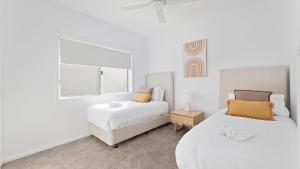 Postel nebo postele na pokoji v ubytování Hideaway 1, 3 Lillian St - stunning water views