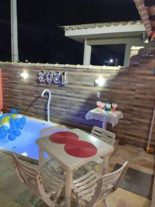 a table and chairs and a tub in a room at Casa de praia em Cabo Frio in Cabo Frio +25 photos