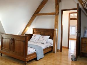 Posteľ alebo postele v izbe v ubytovaní Gîte typique Avesnois, familial avec terrasse, proche forêt et activités locales - FR-1-510-177