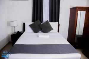 Postel nebo postele na pokoji v ubytování J&G Villa Hotel