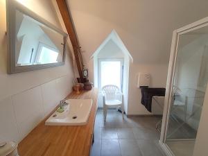 Ένα μπάνιο στο Maison calme avec jardin près plage, 6 pers, à Le Tour-du-Parc - FR-1-639-117 +7 φωτογραφίες