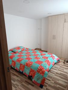 Postel nebo postele na pokoji v ubytování Cómodo Apartamento Con Balcón