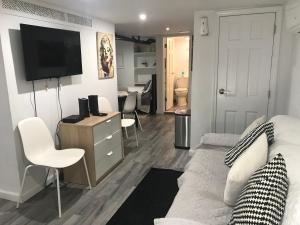 TV a/nebo společenská místnost v ubytování 25-30 mins to Times Sq!