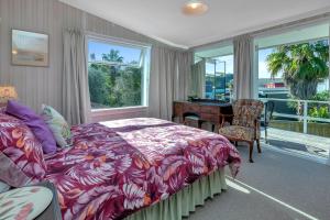 Giường trong phòng chung tại Playtime Plus - Matapouri Holiday Home
