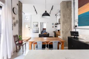a kitchen and living room with a table and chairs at CasaAzul Moderna&Confortável Campinas in Campinas