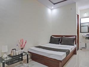 Ένα ή περισσότερα κρεβάτια σε δωμάτιο στο Hotel O Nutan Lodging