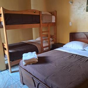 Un pat sau paturi într-o cameră la Hotel Los Burritos +72 fotografii