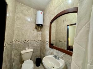 マタモロスにあるDepartamentos amueblados Matamoros, vista las brisasの白いトイレと洗面台のあるバスルーム