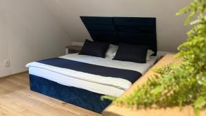 Una cama o camas en una habitación de LEŚNE ZACISZE Wisła - Jacuzzi, Bacówka, Niesamowite Widoki