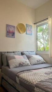 a bedroom with a bed and a window at Cozy Studio Condo Unit at Fullerton Suites in Silang +21 photos