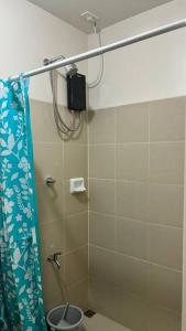 ein Bad mit Dusche und Duschvorhang in der Unterkunft Cozy Studio Condo Unit at Fullerton Suites in Silang