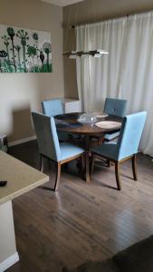 Posezení v ubytování The King place, is a ROOM in a PRIVATE HOUSE, close to CTrain and Spruce Meadows Equestrian