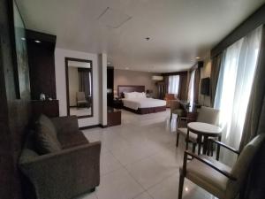 Postel nebo postele na pokoji v ubytování Mandarin Plaza Hotel