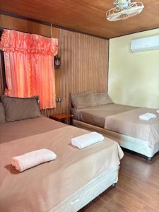 Postel nebo postele na pokoji v ubytování Bird Bungalow Koh Phangan