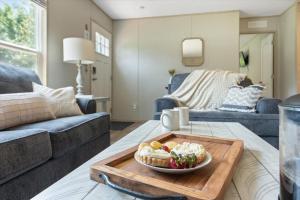 een bord eten op een tafel in de woonkamer bij The Riverhead - Springs , Pavilion , Grill in Fort White